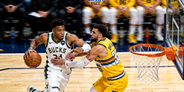 密尔沃基雄鹿队与丹佛掘金队球员在比赛中对抗