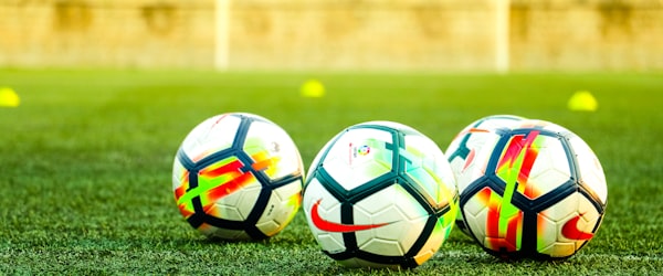 金州勇士队后卫斯蒂芬·库里投出标志性三分球的动作